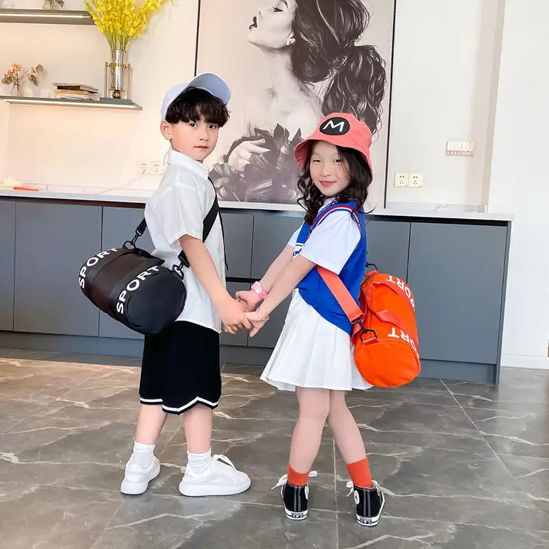 Schwarz-orangefarbene Kinder-Sport-Reise-Sporttasche mit kräftiger weißer Sport-Branding-Aufschrift, entworfen für Reise-, Gym- und Crossbody-Nutzung.