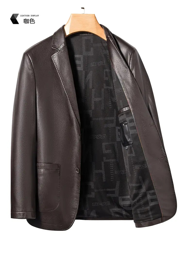 Veste d’hiver en simili cuir marron foncé pour homme, coupe ajustée, avec un motif texturé discret sur la doublure intérieure.