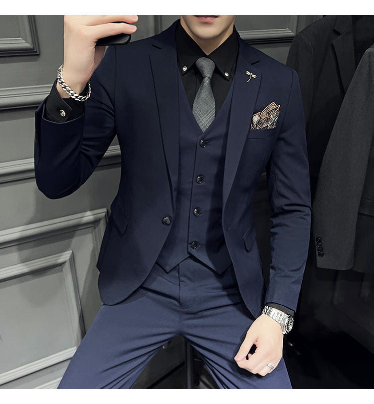 Ensemble de costume slim fit bleu marine pour homme, avec gilet et pantalon assortis, présentant un design de 9 pantalons courts à la cheville et une fermeture par boutons.