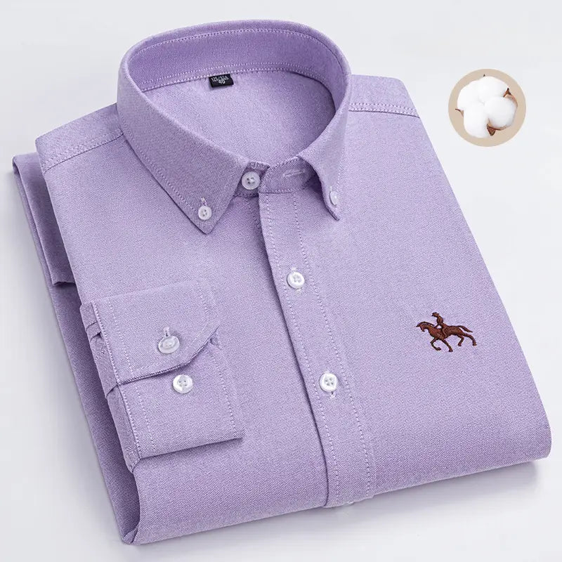 Chemise pour homme en oxford à coupe ajustée 100 % coton en lavande, avec un discret tissage texturé et un logo de cheval marron brodé sur la partie gauche de la poitrine.