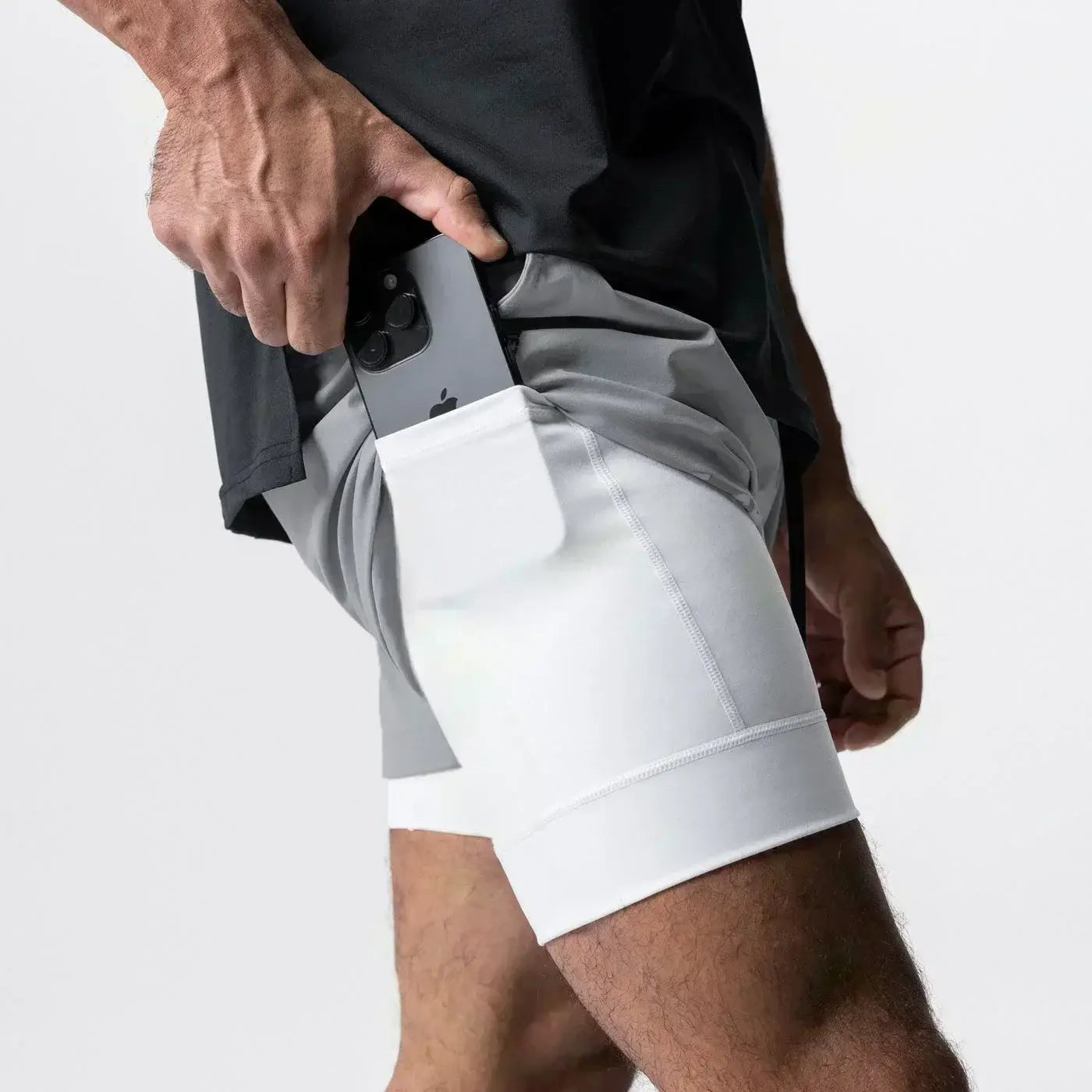 Hombres, pantalones cortos atléticos blancos para gimnasio con cintura elástica, que incluyen un bolsillo para teléfono integrado, costuras sin costuras, tejido en capas para mayor comodidad y trabilla para la toalla diseñada para uso en entrenamientos.