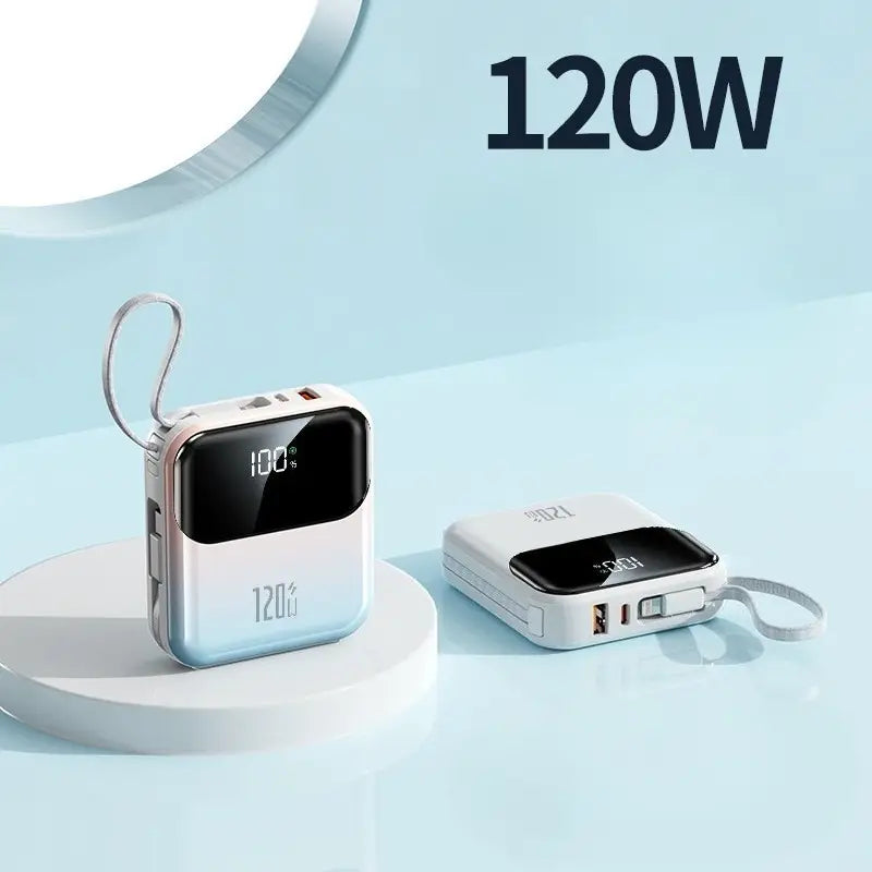 Power Bank 20000mAh 120W 急速充電 パステルグラデーションシリーズより、デジタル表示で残量100％を表示するホワイトとライトブルーのグラデーション120Wポータブル電源。