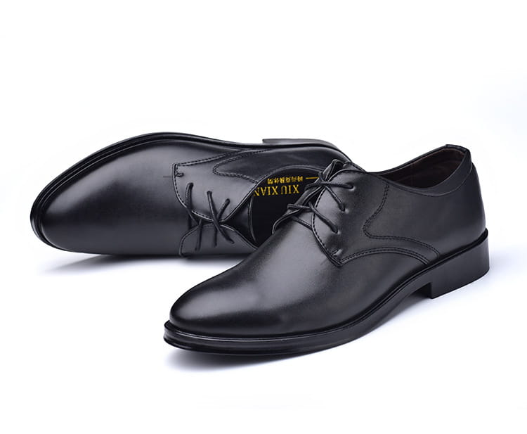 Herren-Lederschuhe vom Typ Oxford aus schwarzem Leder mit polierter Oberfläche und klassischem Schnürdesign.