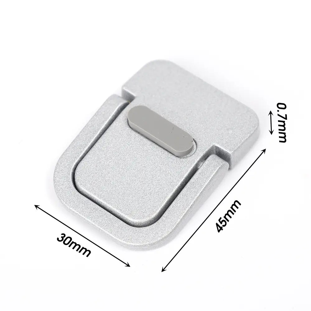 Silbermetallische Verriegelung mit strukturierter Oberfläche und integriertem Druckknopfmechanismus am tragbaren Mini-Laptopständer aus Aluminium für einen Schreibtischaufsatz