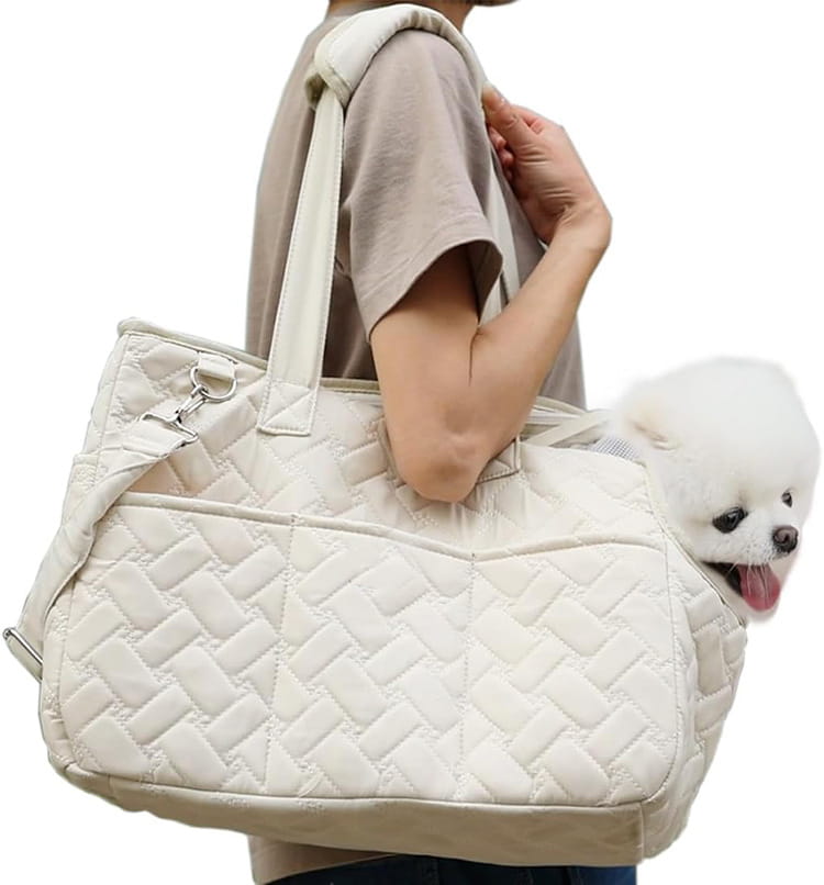 Sac pour animal de compagnie matelassé de couleur crème, avec motif tissé en losanges et bandoulière réglable, conçu comme un petit porte-chien respirant.