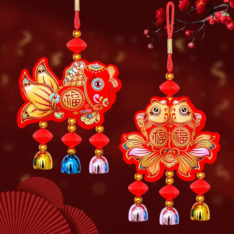 Chinesisches Neujahrsfest-Pferde-Anhänger-Ornament mit rotem Papier-Schnitt von Fisch und Eule mit goldenen Details sowie gelben, blauen und pinkfarbenen metallischen Glöckchen zum Aufhängen.