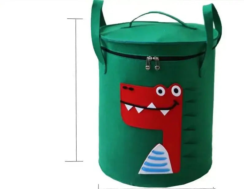 grüner Stoff-Aufbewahrungskorb für Spielzeugtiere mit Deckel mit einem roten Krokodilkopf-Design und einem blau gestreiften Schwanzfleck.