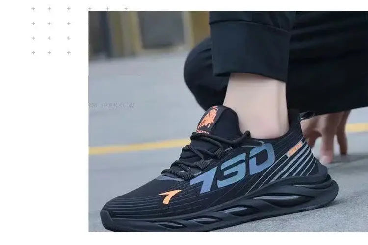 Chaussures de sport décontractées à enfiler pour hommes, respirantes pour la course, en noir, avec marquage 730 bleu audacieux, touches orange, tige en mesh texturée et semelle en caoutchouc massive.