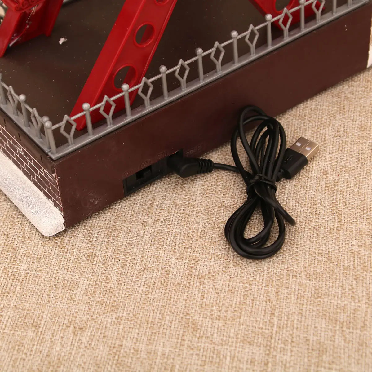 Câble de charge USB noir avec connecteur rectangulaire standard et conception en spirale pour l’ornement de manège forain musical de Noël