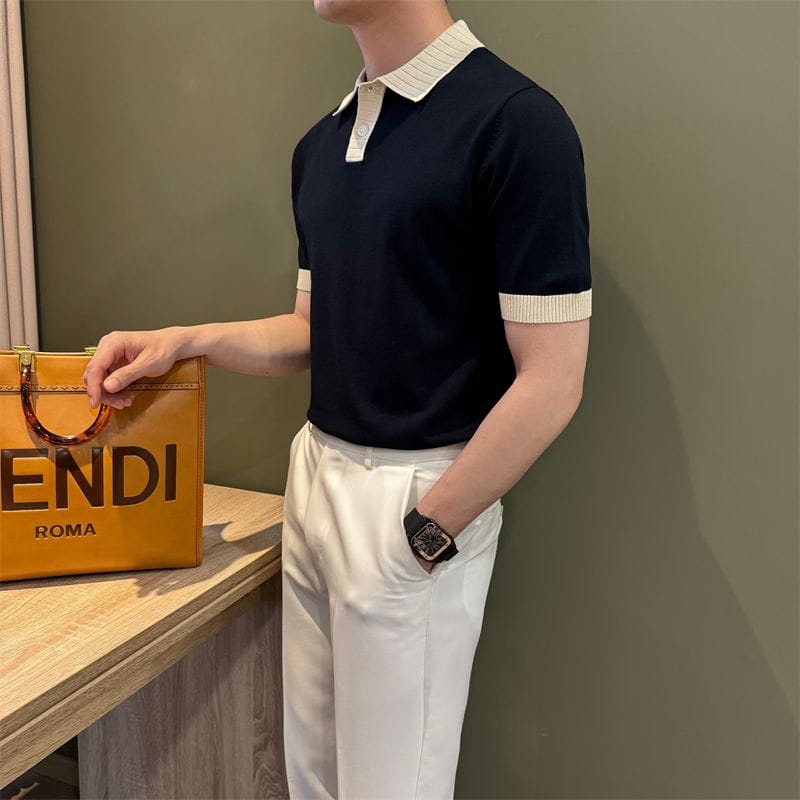 Camiseta tipo polo de punto con bloques de color azul marino con cuello acanalado color crema y puños de las mangas, confeccionada en tejido de punto suave.