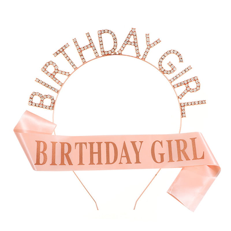 conjunto de tiara y banda con pedrería para chica de cumpleaños en color rosa oro, con una banda de satén rosa que presenta letras en rosa oro.
