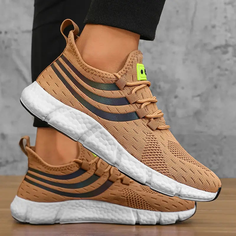 Baskets de sport décontractées en maille respirante pour hommes Zuuban en beige, avec des bandes réfléchissantes noires et un logo vert néon sur la languette.