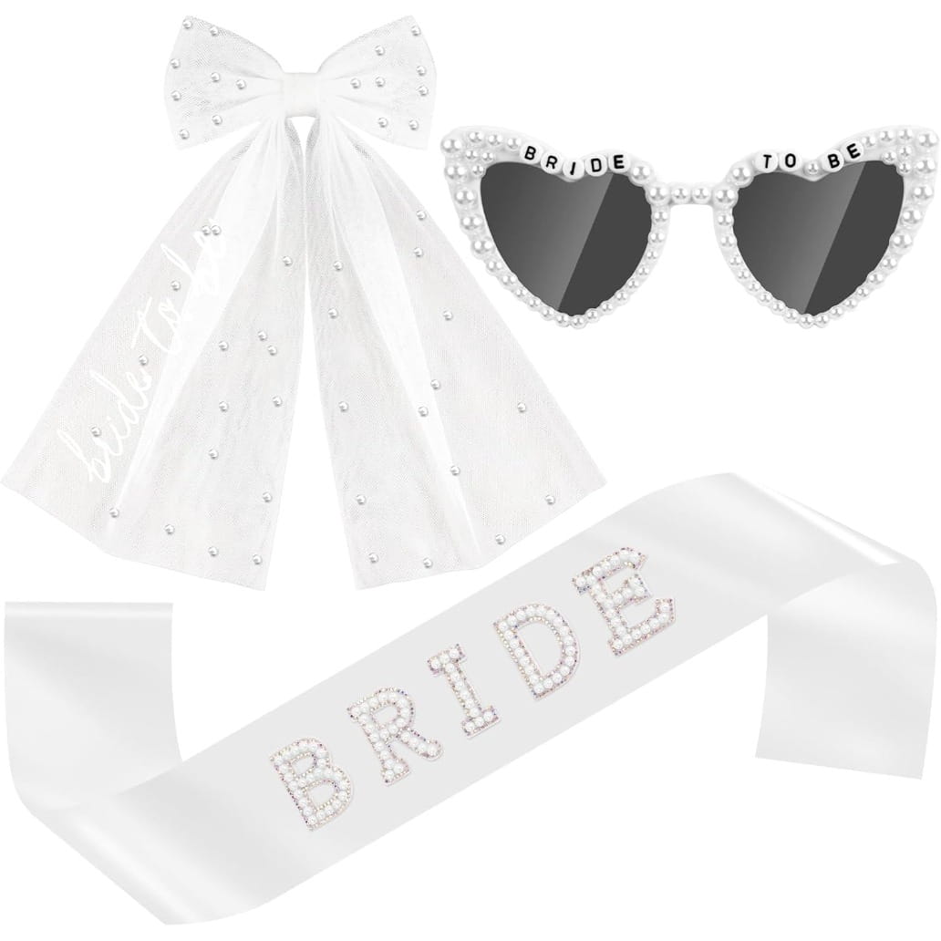Faja nupcial de satén blanco con letras de pedrería brillante que deletrean «Bride», de una futura novia, conjunto de accesorio con velo y faja.