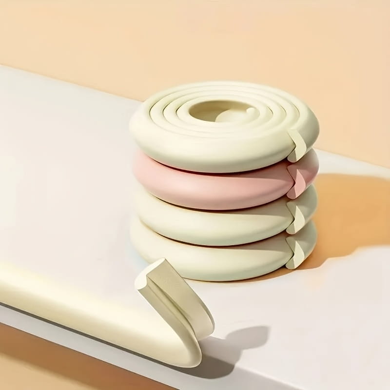 クリーム色と淡いソフトピンクを重ねたパステルカラーのシリコン製コーナー保護材。お子様向けの安全性を目的としたベビー用安全ガードとして、家具の角の縁を保護する。