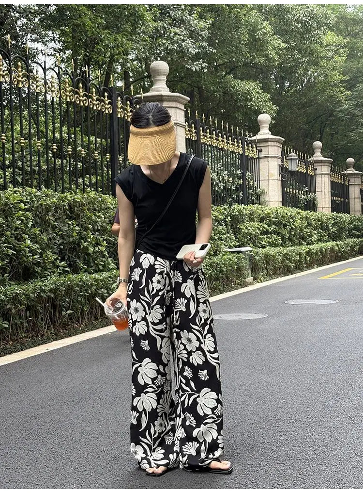 pantalons à jambes évasées et imprimé floral pour femmes, noir et blanc, présentant un motif floral audacieux et une coupe confortable à jambes évasées