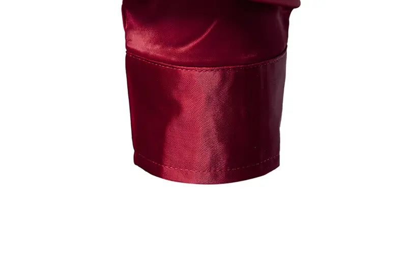 Herrenhemd mit goldfarbenem Besatz aus Satin mit einer Manschette aus edlem Burgunder-Satin, mit glatter, glänzender Oberfläche und ordentlich vernähten Kanten.
