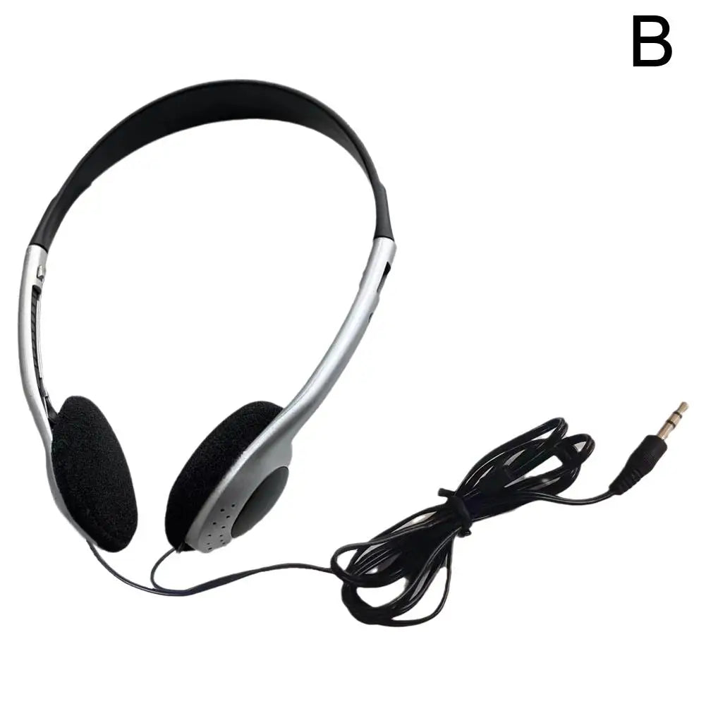 Casque d’écoute supra-auriculaire rétro filaire argent et noir avec câble audio spiralé, conçu pour une écoute confortable.