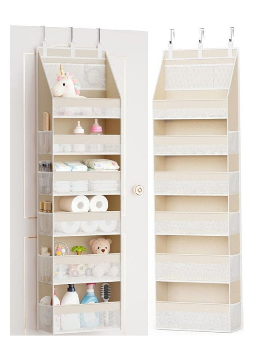 organisateur suspendu pour rangement à plusieurs compartiments en tissu beige au-dessus de la porte, avec six étagères en tissu et des poches transparentes, comprenant une peluche d’unicorn sur l’étagère supérieure.