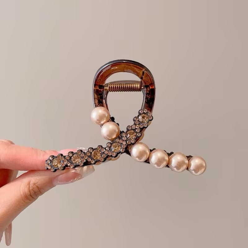 Barrette serre-cheveux en perles imitation rhinestones, avec un cadre en plastique de couleur écaille de tortue, ornée de perles crème alternées et de motifs floraux en strass.