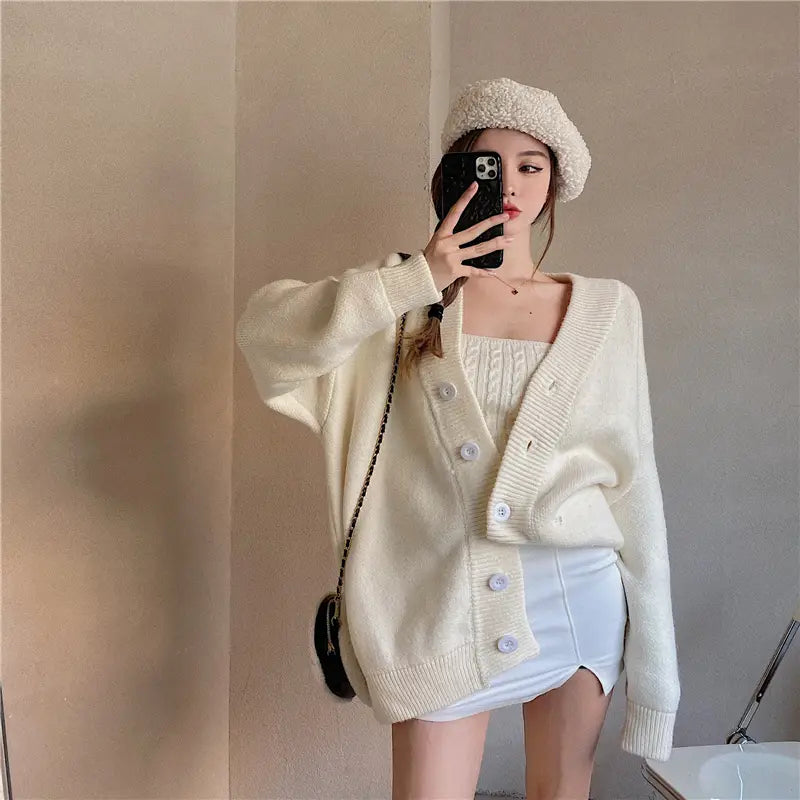 Cremefarbene Oversize-Strickjacke mit weicher Textur und Knopfverschlüssen aus dem stilvollen Retro-Wickelbrust-Strick-Set aus zwei Teilen.