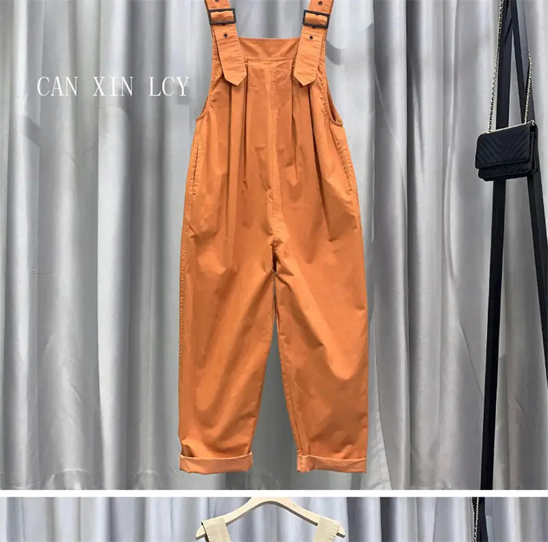 Combinaison salopette en coton pour femmes en toile orange, avec bretelles réglables et poignets retroussés.