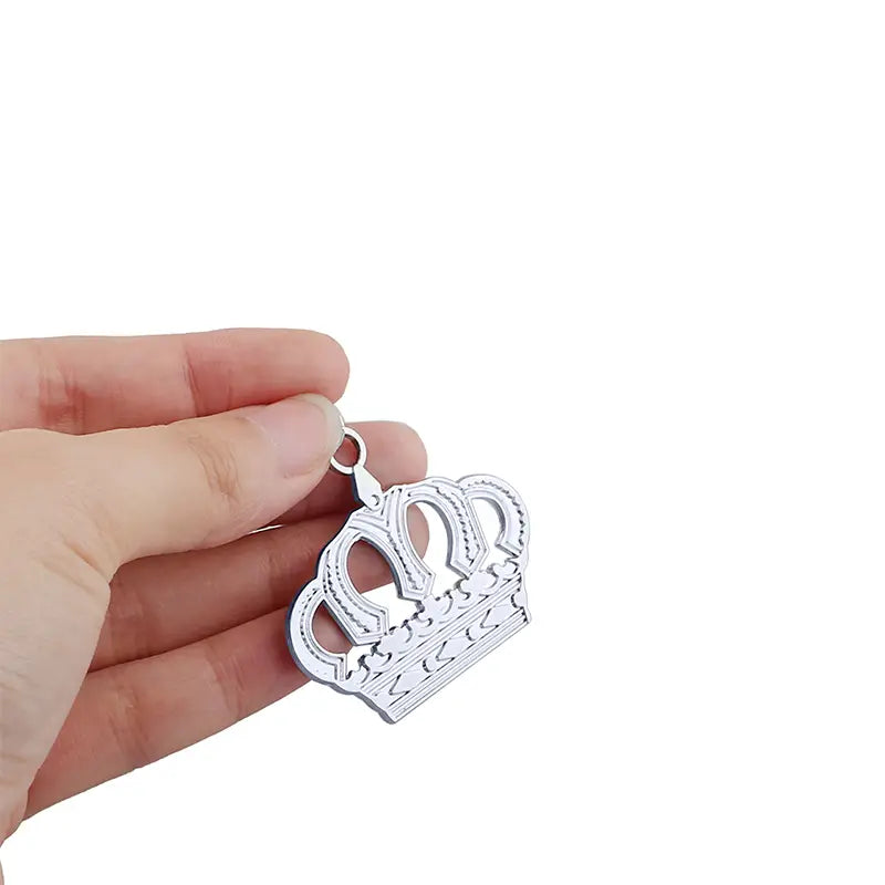 Silberfarbener metallischer Schlüsselanhänger-Anhänger in Kronenform mit aufwendiger Ausarbeitung und kleiner Schlaufe oben aus dem Silber- und Gold-Set