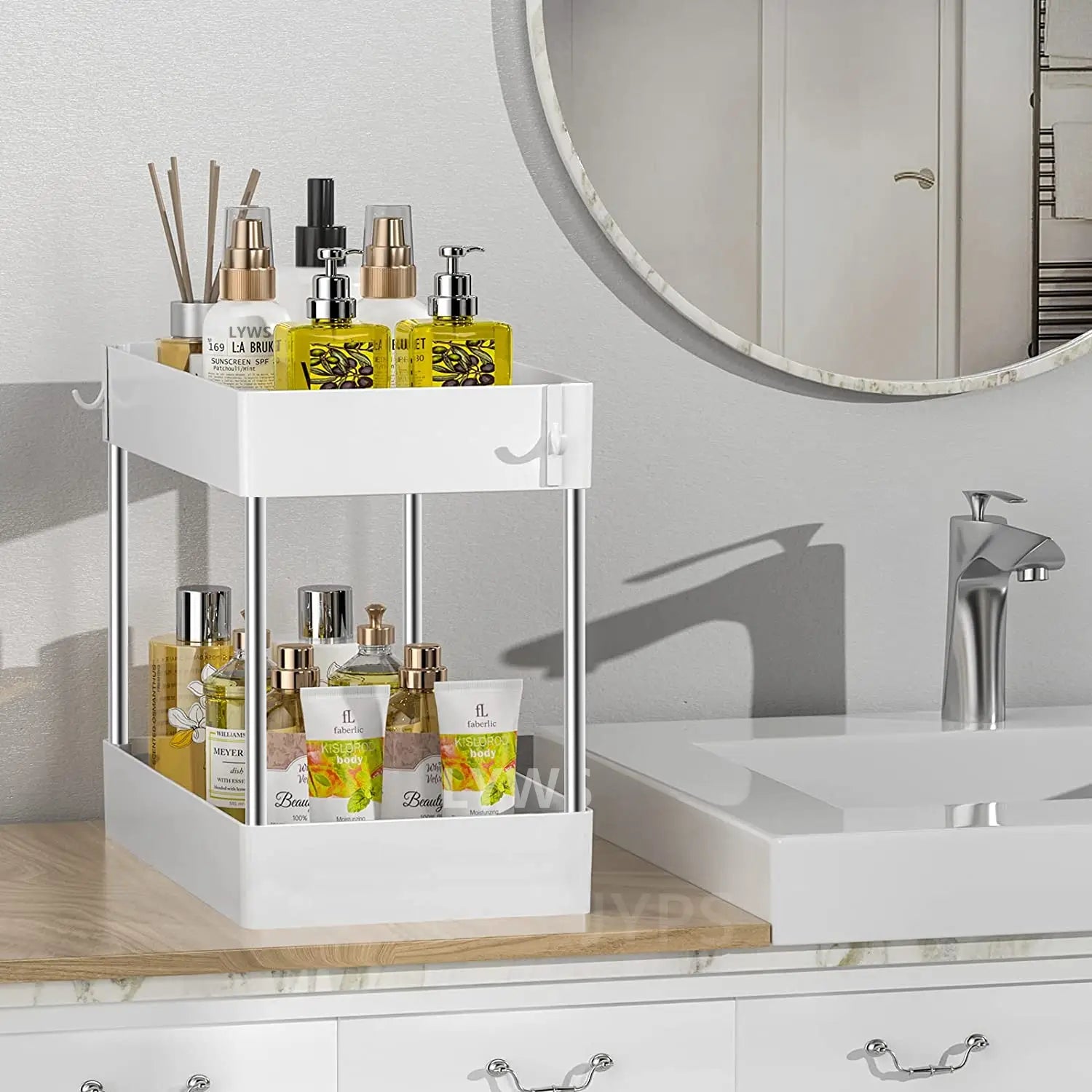 Organisateur d’évier à deux niveaux de couleur blanche, avec cadre métallique argenté et crochets, conçu comme rangement pour placard de cuisine et de salle de bain.