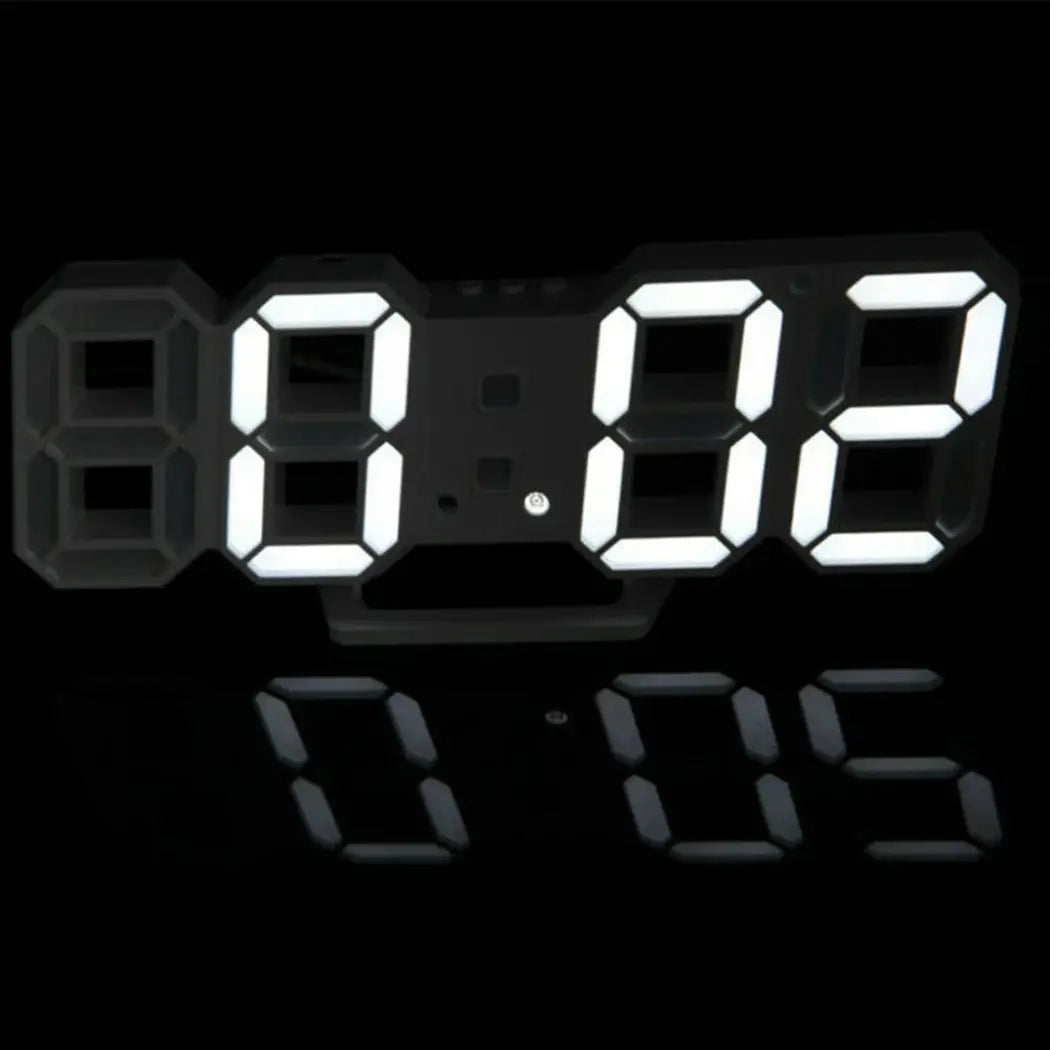 Horloge murale numérique LED 3d moderne avec boîtier noir et chiffres LED blancs éclatants affichant 8 h 02, conçue pour l’affichage de l’heure sur des horloges murales.