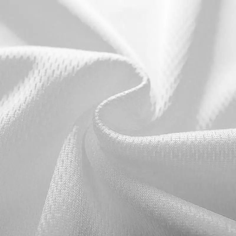 Débardeur de sport pour homme conçu pour accomplir la tâche, gilet de fitness à séchage rapide, en tissu texturé blanc, avec un motif tissé discret et une draperie souple et fluide.