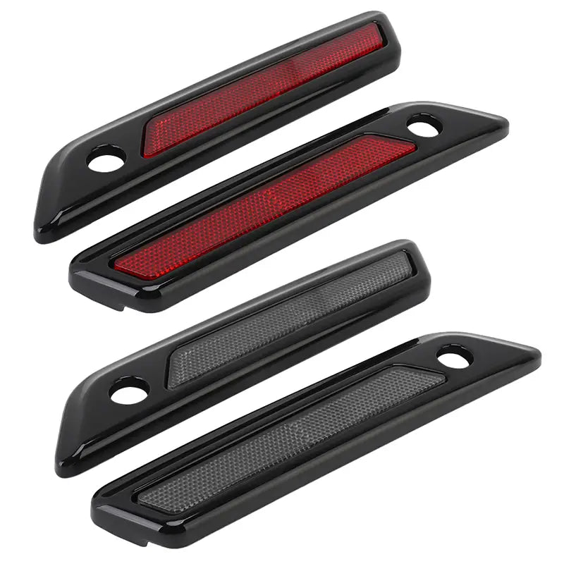Juego de cuatro cubiertas de pestillo de alforja de plástico negro con superficies traseras reflectantes rojas y grises para Harley Touring de 2014 en adelante.