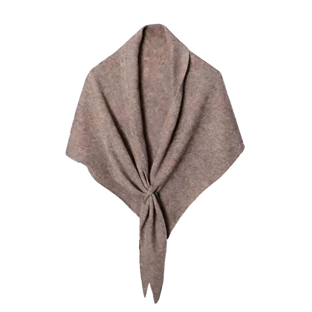 Écharpe châle triangulaire en tricot taupe chiné doux pour femmes, nouée en son centre, idéale pour une utilisation en hiver.