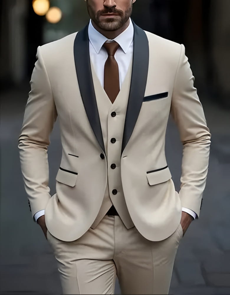 Smoking homme beige slim fit avec revers en satin gris foncé, touches de finition noire et type de fermeture simple.