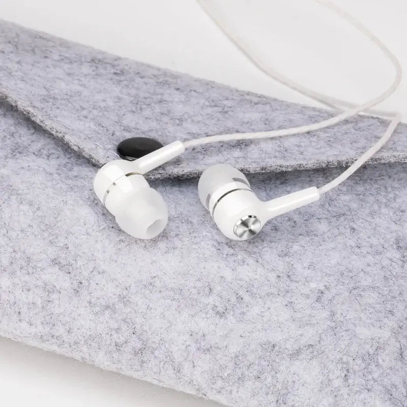 Casque de jeu filaire intra-auriculaire blanc avec des accents argentés et un design minimaliste élégant de Vikefon, doté d’un microphone intégré.