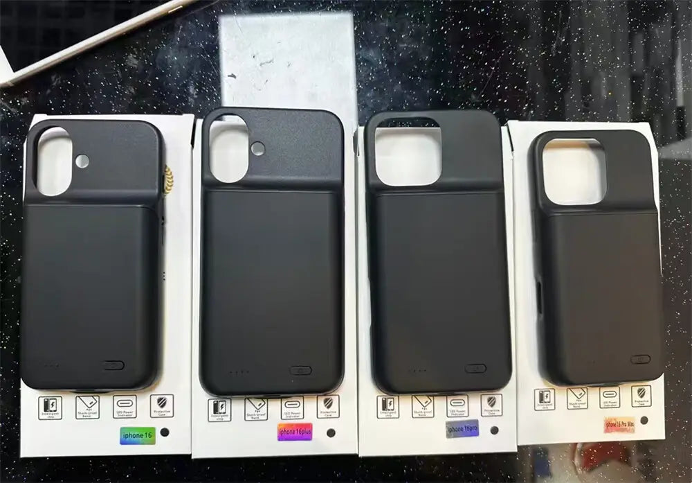 Schwarze Pro-Max-Akku-Ladehülle für iPhone 16- und 17-Serien, von der Rückseite dargestellt, mit integriertem Akkupack, Kameraausschnitt und kleinem Knopf an der unteren Kante.