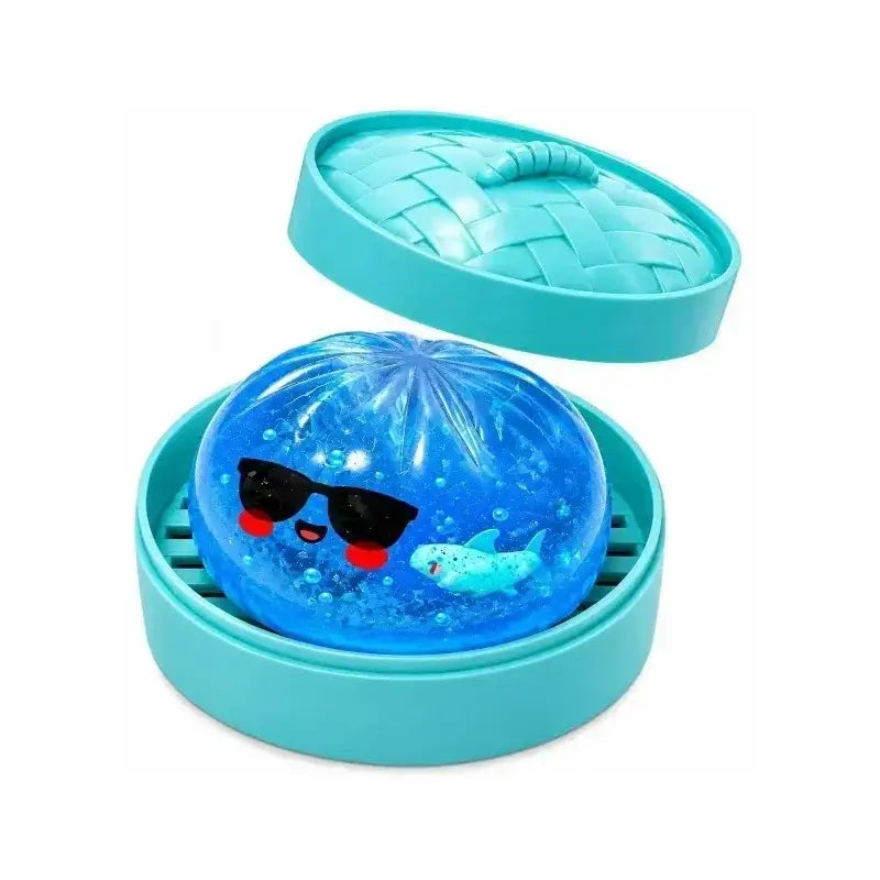 un jouet à mâcher et à malaxer en forme de fromage, translucide, de type gel bleu, conçu pour soulager le stress, texture souple et molle, présentant un visage souriant avec des lunettes de soleil noires, des joues rouges et un petit motif de requin à l’intérieur, pour apaiser le stress lié au jouet et pour une utilisation de soulagement du stress