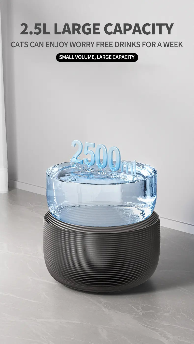 Una base acanalada oscura y elegante que sostiene un cuenco de vidrio transparente del dispensador de agua para gatos, lleno de un líquido con tinte azulado y cifras luminosas de 2500.
