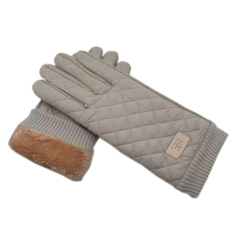 Gants d’hiver pour femmes en écran tactile thermiques matelassés beige, avec bordure en fausse fourrure marron clair, poignets tricotés côtelés et écusson de marque UGG au niveau du poignet, présentés du côté arrière.