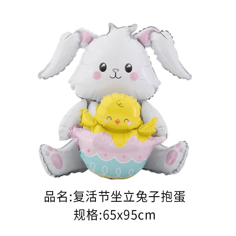 Décoration de fête de ballon-bijou en feuille « lapin de Pâques » comprenant un lapin de Pâques en feuille blanc au rendu moelleux, avec des oreilles intérieures roses et des pattes, assis bien droit tout en tenant un petit poussin jaune à l’intérieur d’un ballon en forme d’œuf aux couleurs pastel.