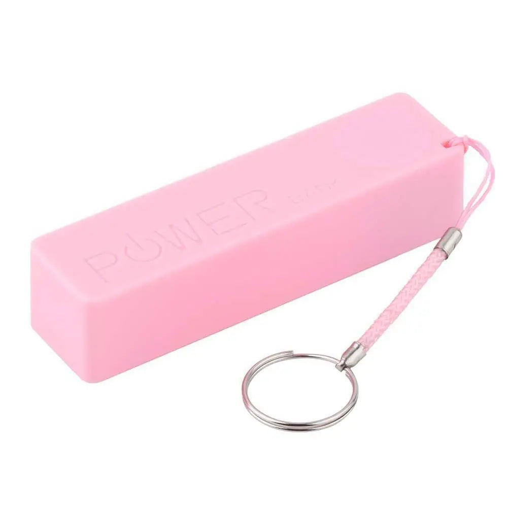 Rosa rechteckige tragbare Powerbank für eine 18650-Batterie mit Micro-USB und passendem rosafarbenem Kabel, befestigt an einem Schlüsselanhänger