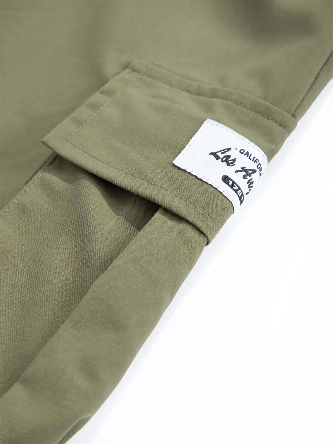 Herren-Cargo-Hose, leger, mit mehreren Taschen, in Olivgrün, mit einem weißen Label mit der Aufschrift Los Angeles und der Größe 32.