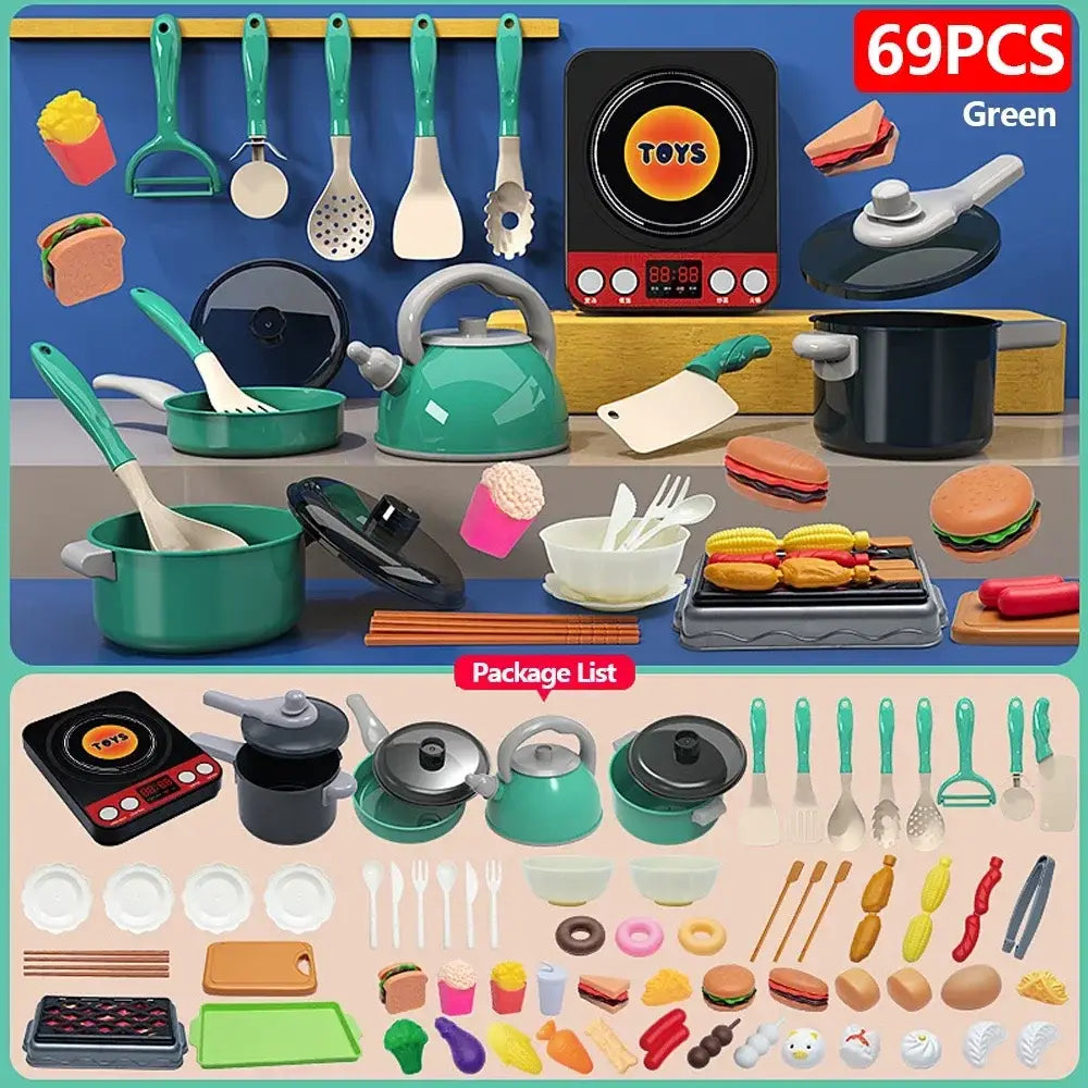 Set für das Rollenspiel in der Kinderküche aus grünem Kunststoff mit schwarzem Induktionskochfeld, Töpfen, Pfannen, Utensilien und Lebensmitteln für Kochspielzeug.