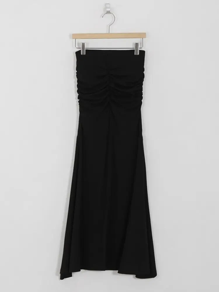 Schwarzes ärmelloses Maxikleid mit gerafftem Oberteil und fließendem Rock, der das Produktsortiment des rosa gerafften Meerjungfrauen-Midirocks mit hoher Taille ergänzt.