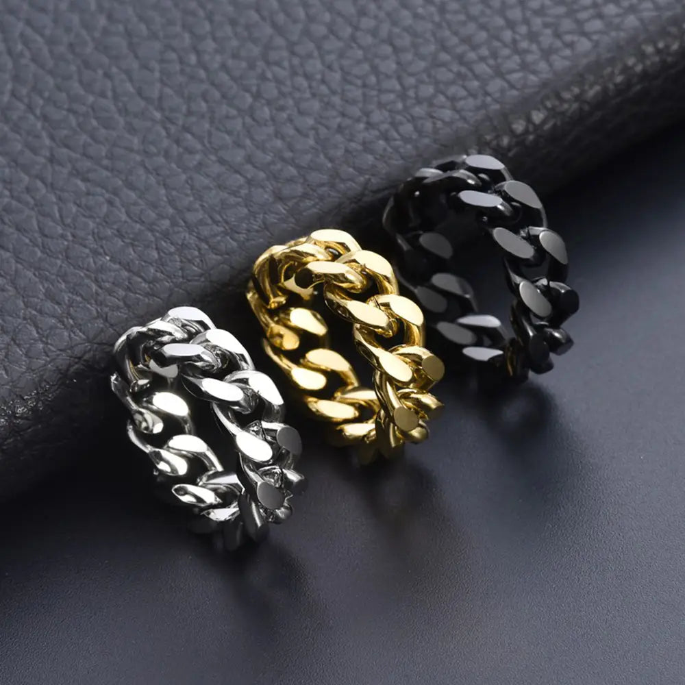 tres anillos de cadena tipo curb gruesos, con acabados en plata, dorado y negro, fabricados en acero titán para un set de anillos de cadena cubana de acero