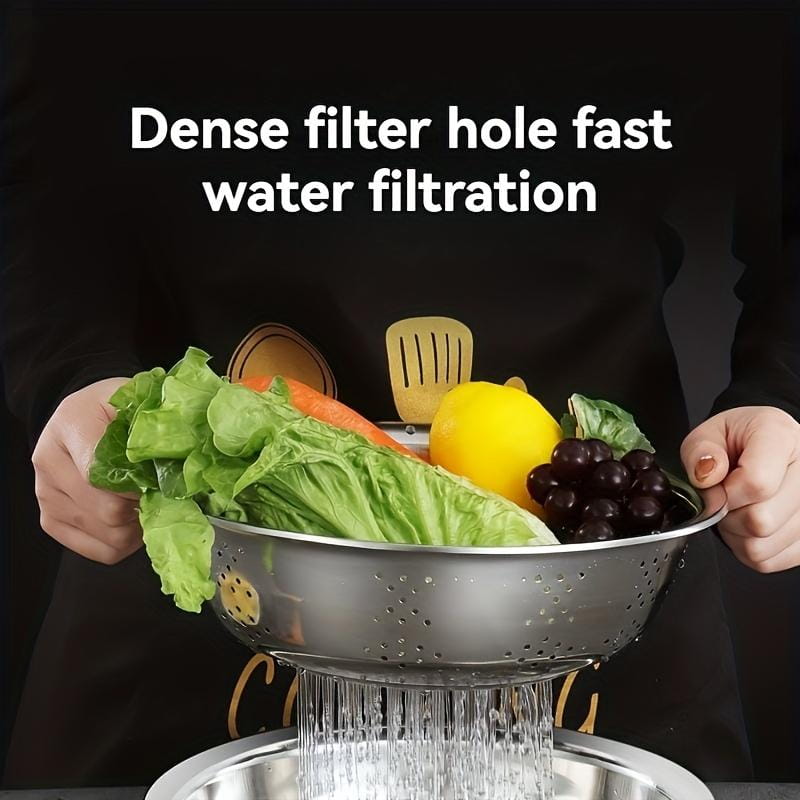 Silberner Edelstahl-Kolander mit dichten Filterlöchern und dekorativem Griffakzent in Form von Keksen aus dem Edelstahl-Multifunktions-Küchenvorbereitungsset.
