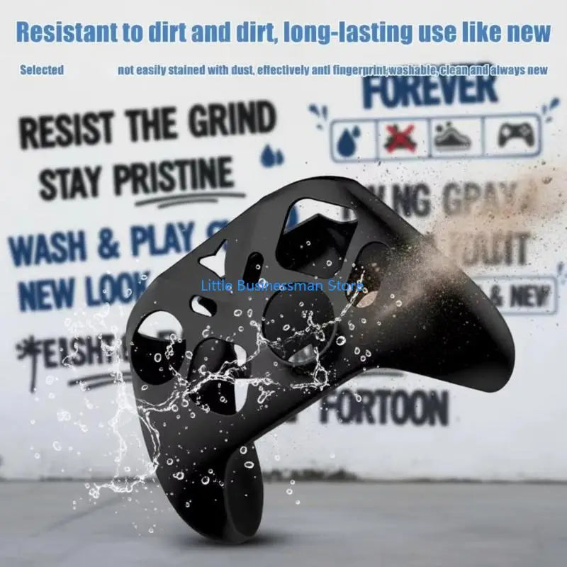 Funda protectora de silicona negra mate para mando Xbox con diseño recortado, mostrada por el reverso.