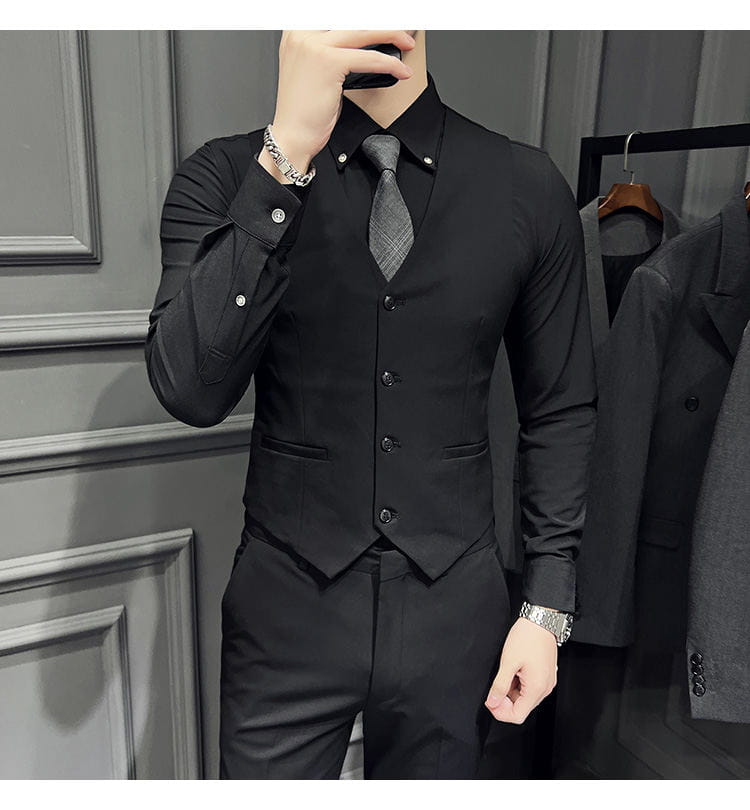 Ensemble de costume slim fit noir, taillé sur mesure, comprenant une conception trois pièces avec un gilet, une chemise à manches longues et 9 pantalons courts à la cheville, avec un type de fermeture par boutons.