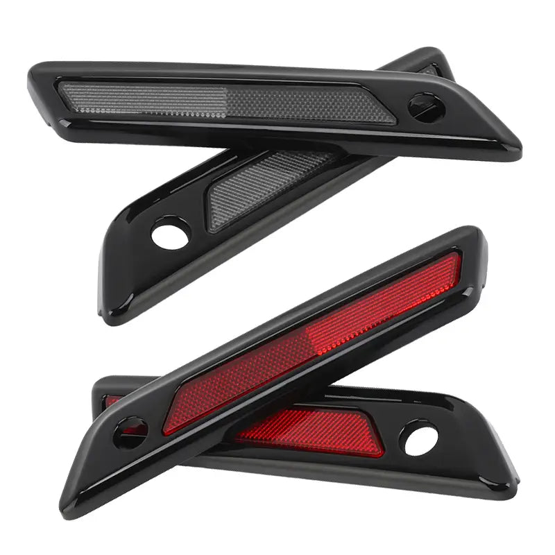 Cubiertas de pestillo de alforja de plástico negro para Harley Touring de 2014 en adelante con superficies de luces traseras reflectantes rojas y grises.