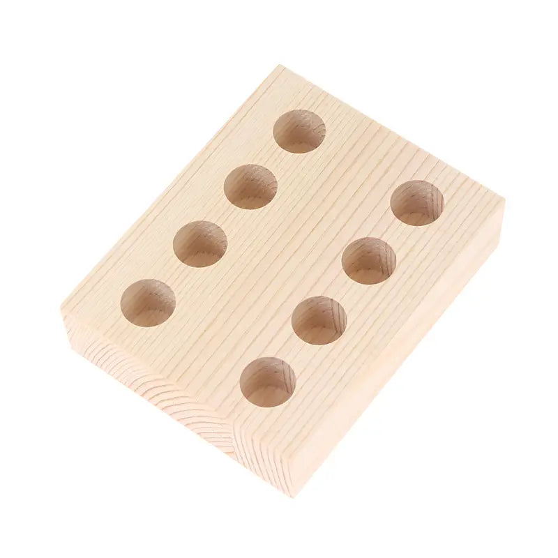 Organizador de herramientas para tablero perforado de soporte de pinzas de madera de color claro, con diez orificios circulares distribuidos uniformemente para el almacenamiento de herramientas.