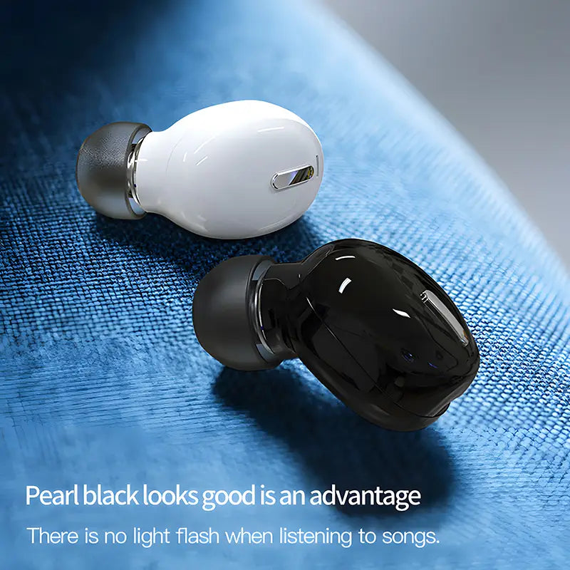 Ein elegantes Paar kabelloser Bluetooth-Ohrhörer in glänzendem Weiß und Perlschwarz mit metallischen Akzenten, ausgelegt für die Nutzung beim Einzel-Sport.