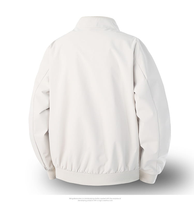 Chaqueta cortavientos ligera para hombre con cuello vuelto en color marfil claro, con tejido liso brillante y costuras estructuradas.